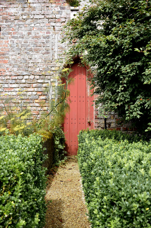 Porte dans le mur du jardin de Duckett's Grove, en Irlande