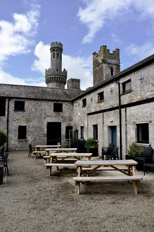 Vue sur les tables à l'extérieur du café à Duckett's Grove