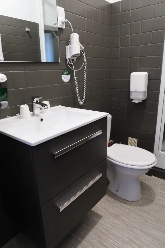 Bathroom in Hotel Armen Le Triton Roscoff, France