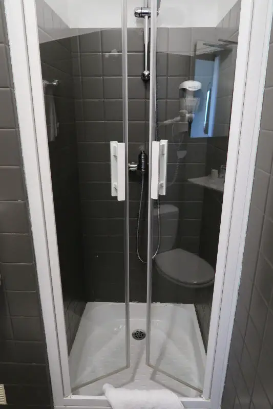 Shower in Hotel Armen Le Triton Roscoff